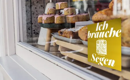 Ich brauche Segen - Fensteraufkleber bei einer Bäckerei