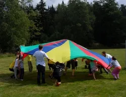 Kinder beim Spielen während einer KinderBibelWoche