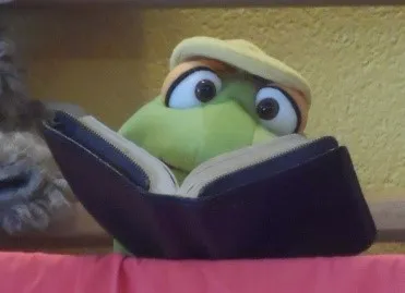 Fridolin der Bücherwurm liest die Bibel