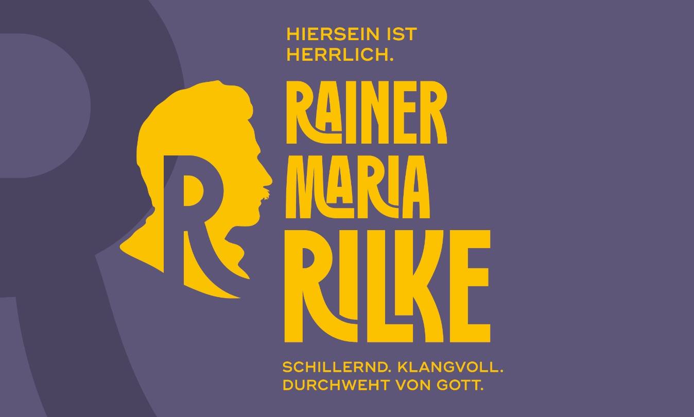 Schriftzug "Hiersein ist Herrlich. Rainer Maria Rilk. Schillernd. Klangvoll. Durchweht von Gott." Schrift und Portrait Rilkes in Gelb auf violettem Grund