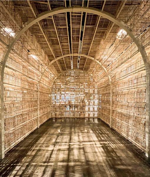 Ausstellung The Cage: ein Raum zu allen Seiten begrenzt von hölzernen Vogelkäfigen