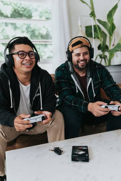 Quelle: Samsung Memory, Unsplash - eingebettet von www.ekiba.de zwei junge Männer sitzen zusammen auf der Couch und spielen mit Controllern ein Videospiel. Sie haben Spaß.