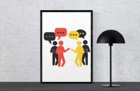 gerahmter Druck von mehreren Strichmännchen, die sich unterhalten