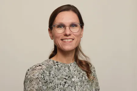 Quelle: Jürgen Haacks, Universität Kiel, Jürgen Haacks, Universität Kiel Portraitfoto der Theologin Dr. Antonia Lüdtke, eine junge Frau mit langen dunkelblonden Haaren und einer großen Brille