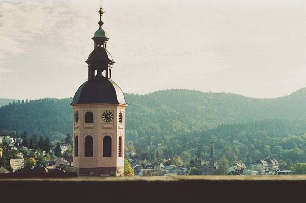 Stadtbild von Baden-Baden mit Kirchturm im Vordergrund