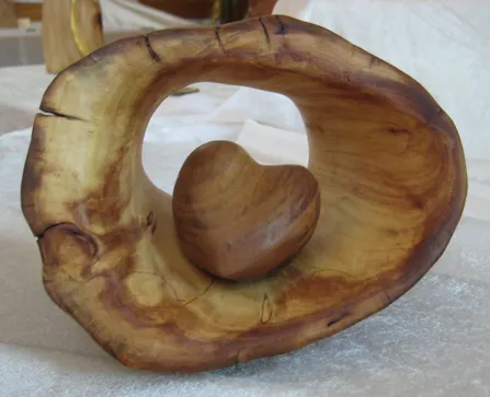 Holzskluptur offenherzig von Andrea Diederich