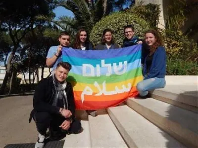 Quelle: ejuba.de Jugendliche mot Peace-Fahne