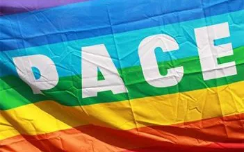 Regenbogenfarbige Fahne PACE