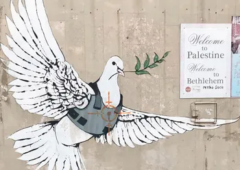 Fliegende Friedenstaube mit Militärjacke an und Zielscheibe darauf