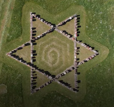 Quelle: Samuel Neubourg Blick von oben auf das Mahnmahl in Neckartimmern. Ein Judenkreuz aus Steinen errichtet.