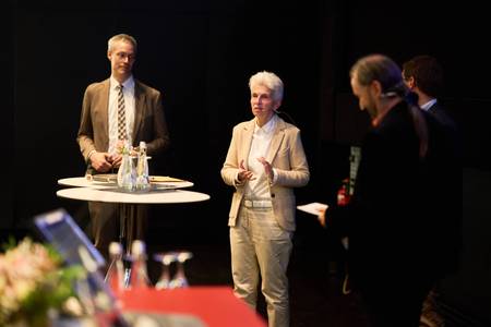 Gerhard Schreiber, Marie-Agnes Strack-Zimmermann, Gernot Meier und Tobias Kreilos stehen zusammen im Gespräch