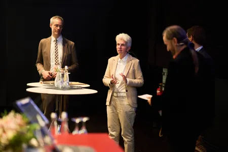 Gerhard Schreiber, Marie-Agnes Strack-Zimmermann, Gernot Meier und Tobias Kreilos stehen zusammen im Gespräch
