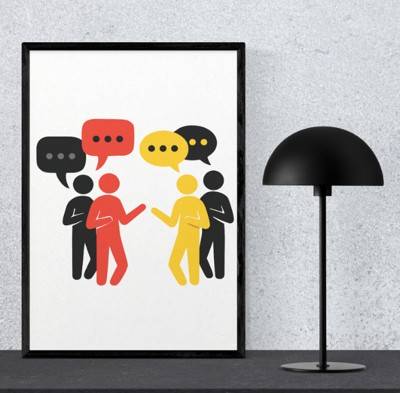 Quelle: KI-generiert - eingebettet von www.ekiba.de Eine offene Tür in einer Wand. Neben der Wand steht eine schwarze Stehlampe. Hinter der Tür stehen vier Menschen die miteinander reden.