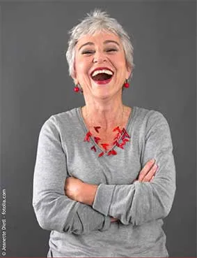 Quelle: © Jeanette Dietl - fotolia.com Lachende Frau mit grauen Haaren