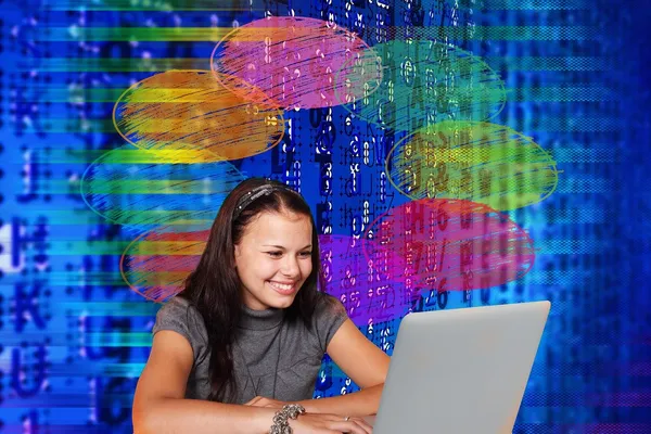 Quelle: Pixabay_gemeinfreie Bilder Junge Frau am Laptop vor buntem Hintergrund, bunte Schnittmengen