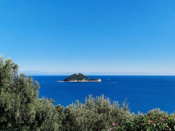 Quelle: B.Coors - eingebettet von www.ekiba.de Kleine Insel im blauen Meer unter hellblauem Himmel