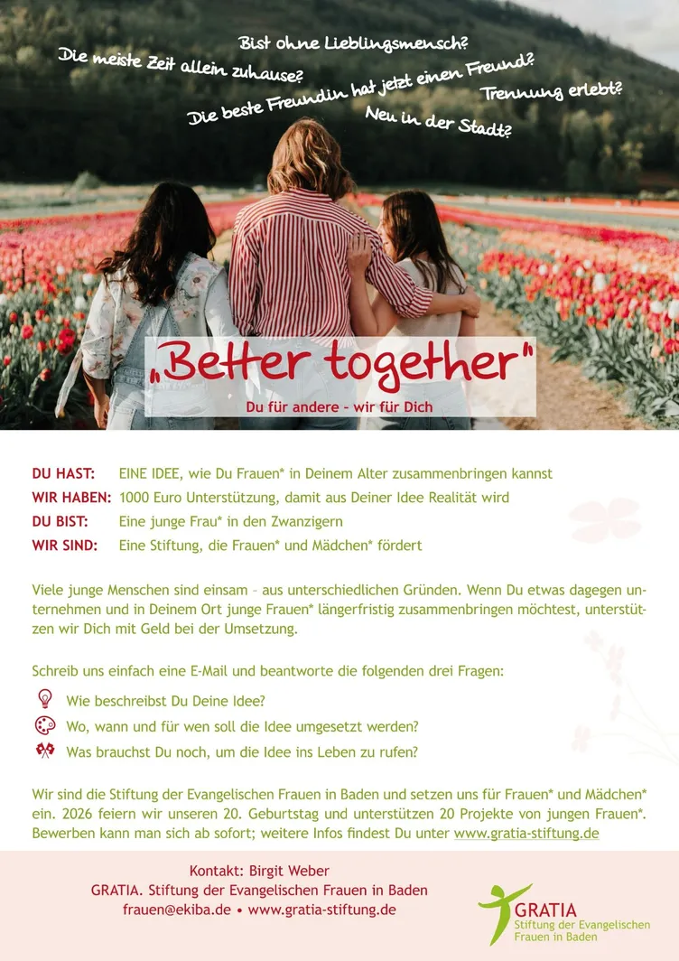 Drei Frauen gehen über ein Feld, sie haben uns den Rücken zugewandt