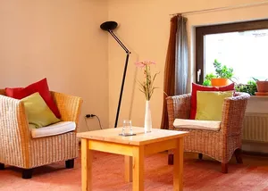 Beratungsraum mit zwei Sesseln