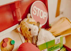 Teddybär und Stop Schild