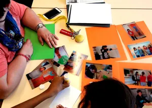 Zwei Frauen erstellen ein Fotobuch