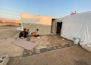 Beratung einer Familie in einer Notunterkunft