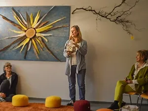 stehende Frau im Raum der Stille