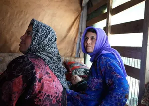 zwei sitzende Frauen mit Kopftuch