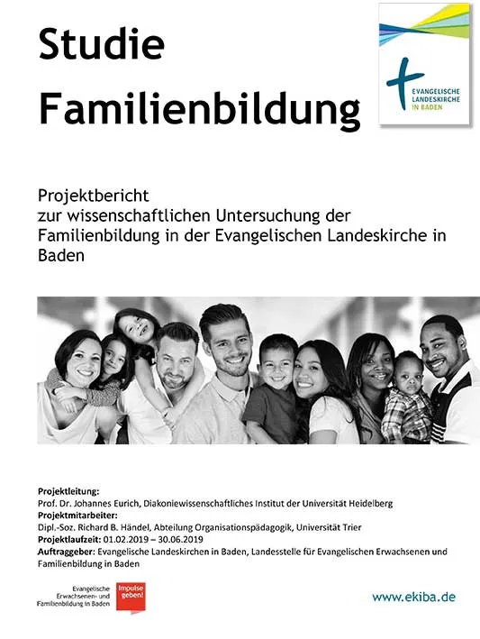 Das Deckblatt der Studie Familienbildung mit einem Foto mit Kindern Frauen und Männern