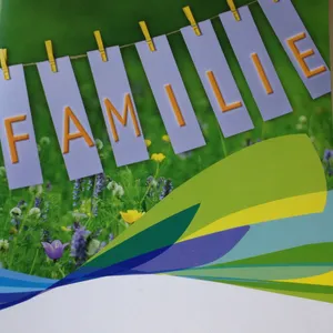 Buchstaben Familie an eine Leine gehängt