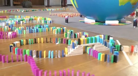 Dominosteine mit Weltball