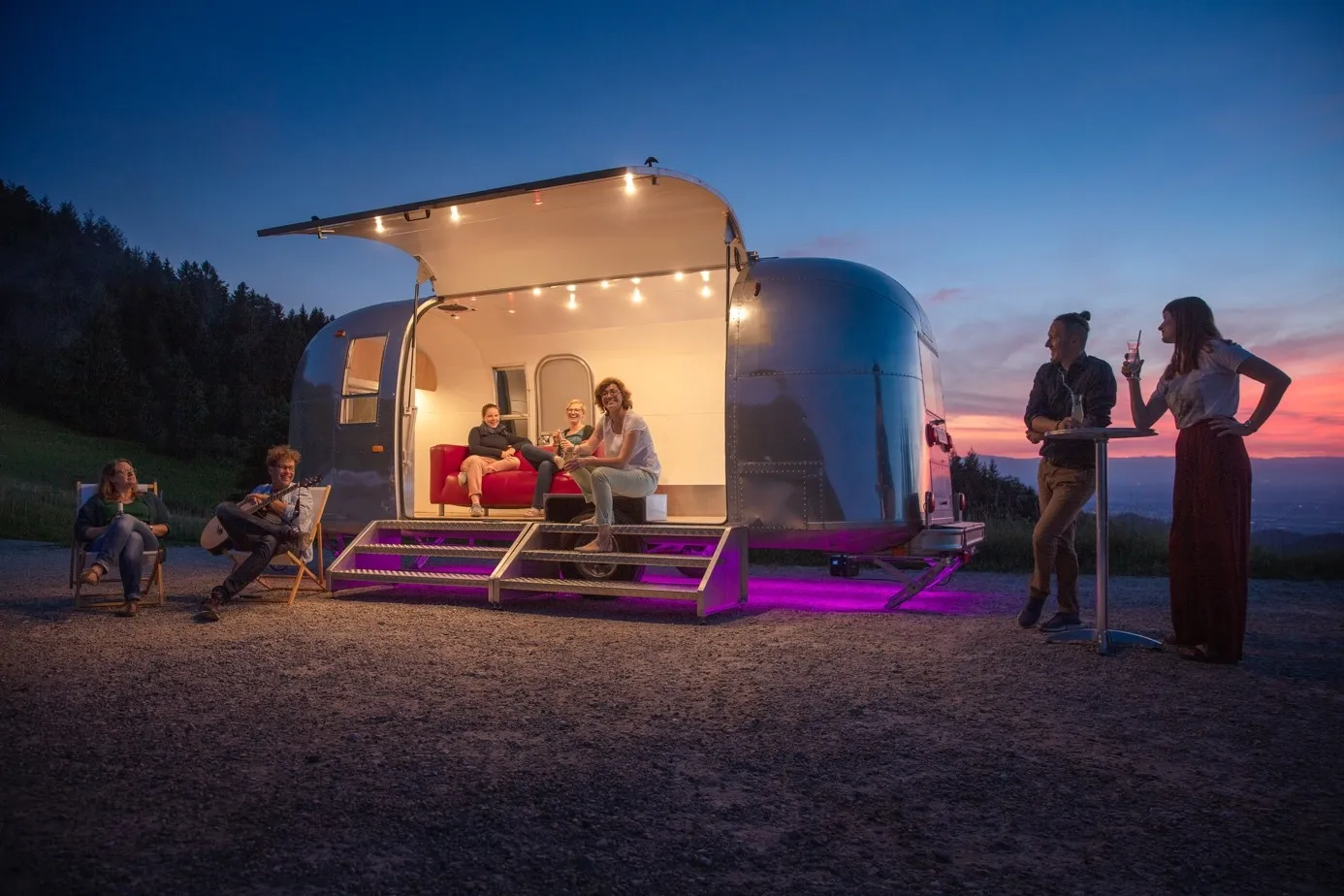 Quelle: KB-Breisgau-Hochschwarzwald Silberlilly im Abendlicht mit Gästen auf und vor der Bühne