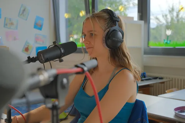 Quelle: Ev. Kirchengemeinde Waibstadt Junge Frau in einer Aufnahemsituation für den Podcast