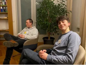 Quelle: EOK / Himmlische Berufe / Team Infotagung / Ekkehard Dreizler Gäste auf der Infotagung in Heidelberg, ein Schüler schaut lächelnd in die Kamera