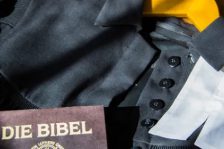 Quelle: ZfK Talar mit Beffchen und Bibel