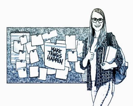 Frau mit Büchern vor Pinnwand