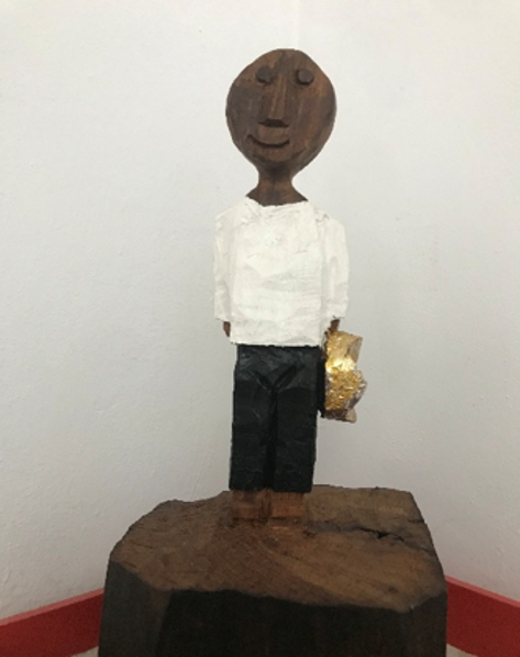 Königsfigur aus Holz mit Krone