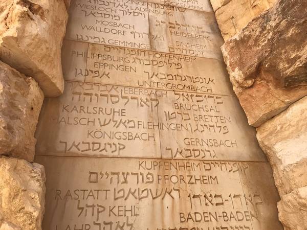 Gesteinsblöcke mit deutschen Städtenamen