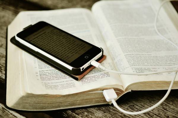 Quelle: congerdesign_Pixabay - eingebettet von www.ekiba.de Smartphone liegt auf aufgeschlagener Bibel