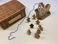 Godly Play Material zur biblischen Geschichte von Rut und Noomi: Holzfiguren, blaue Filzkordel als Fluss, Modell von Betlehem aus Holz