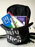 Rucksack mit diversen Materialien zum Thema Menschenrechte