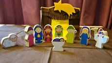 Krippe mit Holzfiguren (7 cm)