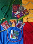 Buntes Tuch, Holzperlenkette und Bilder aus der Lernbox Kirchenjahr