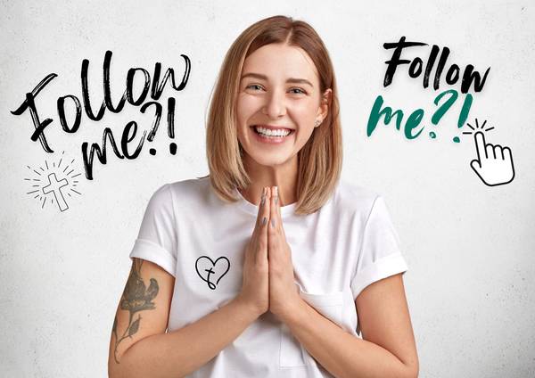 Quelle: https://www.shutterstock.com/de/image-photo/happy-cheerful-pleasant-looking-female-pleads-1063838024 - eingebettet von www.ekiba.de lächelndes Mädchen in Gebetshaltung - Schirftzüge Follow memit betenden Händen
