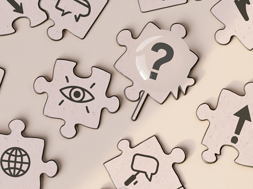 Puzzleteile mit Fragezeichen, Auge, Pfeil, Sprechblase, ec.