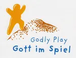 Logo, Gott im Spiel, orangefarbenes Männchen mit erhobenen Händen erklimmt einen Sandhügel