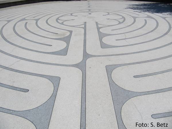 Quelle: Susanne Betz, RPI - eingebettet von www.ekiba.de weißes kreisförmiges Labyrinth auf grauem Untergrund