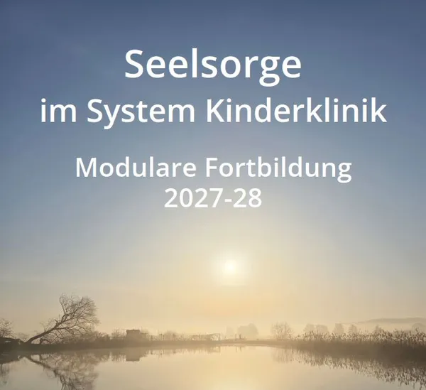 Quelle: Petra Greim, Kinderklinikseelsorgerin, Bamberg Blick über einen See ,leichter Nebel links ein umgestürzter Baum. Im Hingrund eine unscharfe Baumreihe, die sich im Wasserspiegelt darüber eine weiße Sonne, die durch den Nebel bricht
