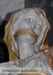 Eine helle Marmorfigur mit goldenem Umhang und den Mund mit einem goldenen Band zugebunden. Darunter die Worte: "Schweigen auhalten"