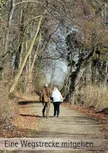 Einälteres Paar geht auf einem Waldweg spazieren. Darunter sehen die Worte: "Eine Wegstrecke mir gehen"