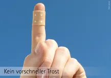 Blauer Hintergrund wirkt wie wolkenloser Himmel. Einbe geHann, Zeigefinger hochgestreckt mit einem kleinen Pflaster ragt in den Himmel. Datunter die Worte: " Kein vorschnelle Trost"
